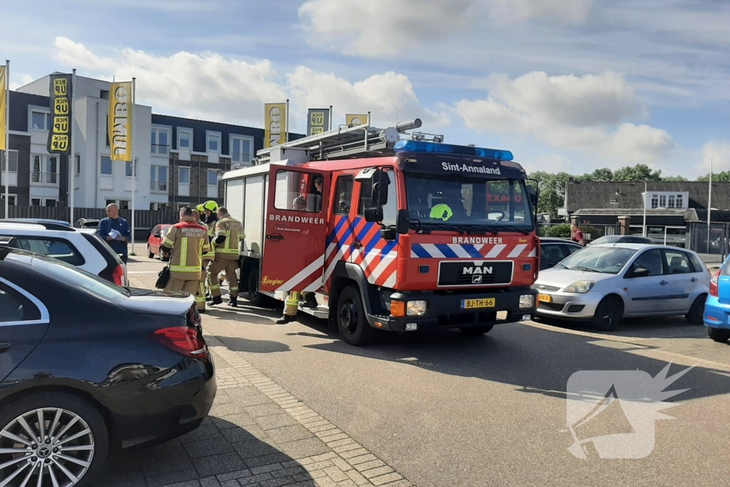 Brand in autodeur snel geblust