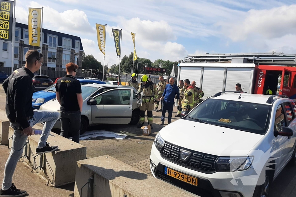Brand in autodeur snel geblust