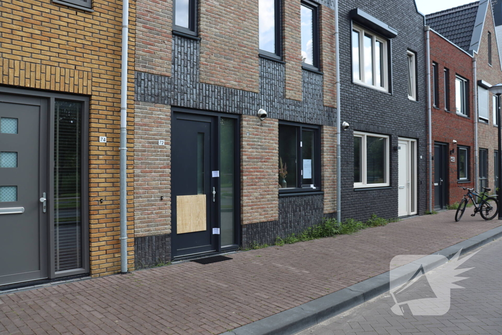 Woning beschadigd na explosie, politie verzegelt pand