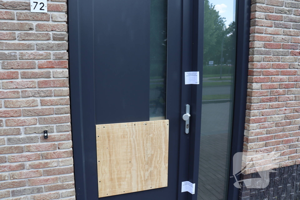 Woning beschadigd na explosie, politie verzegelt pand
