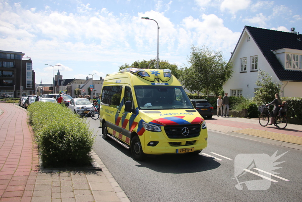 Scooterrijder botst achterop auto