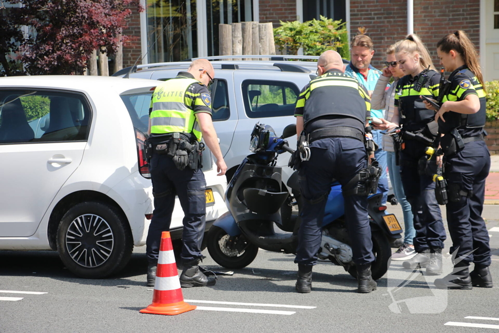 Scooterrijder botst achterop auto