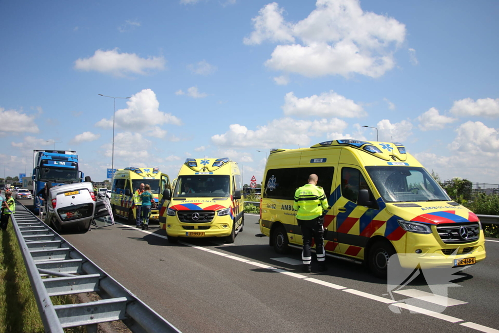 Auto belandt op kop na ongeval snelweg