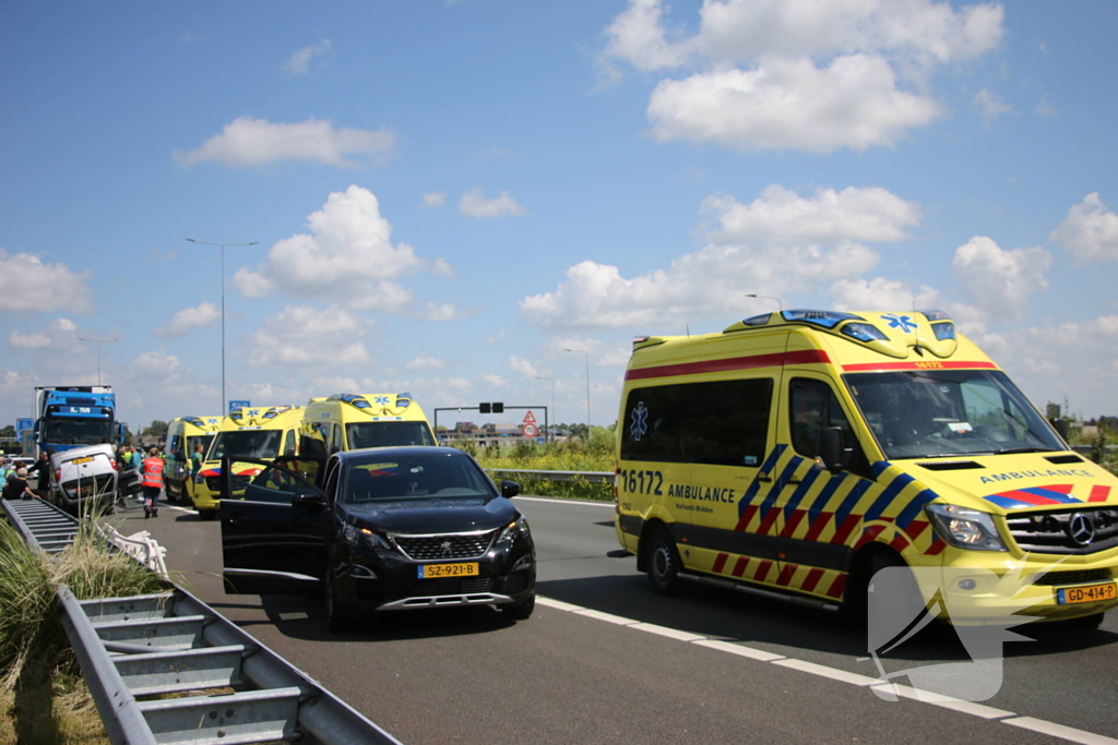 Auto belandt op kop na ongeval snelweg