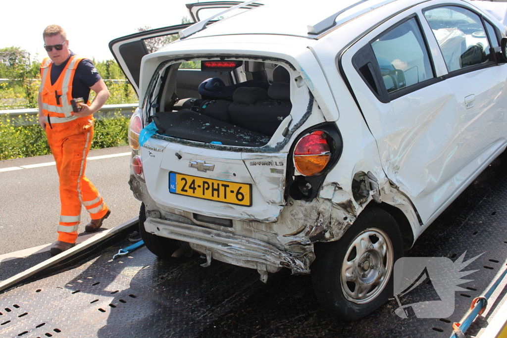 Auto belandt op kop na ongeval snelweg