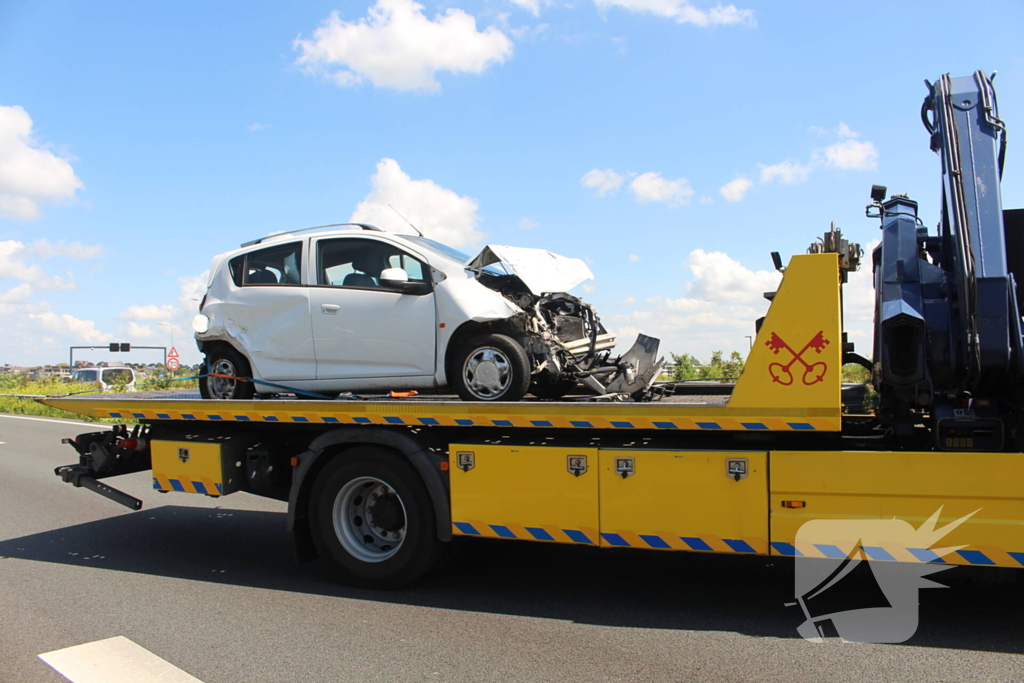 Auto belandt op kop na ongeval snelweg