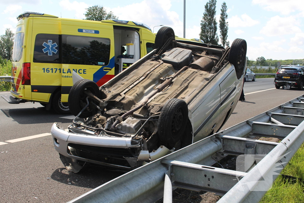 Auto belandt op kop na ongeval snelweg