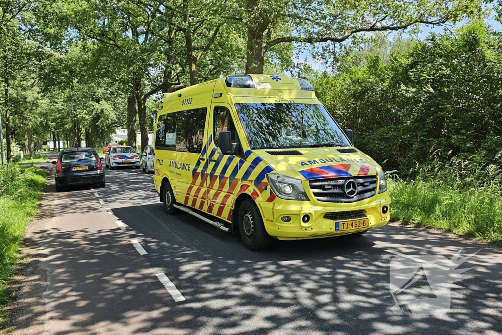 Bestuurder belandt tegen boom met auto