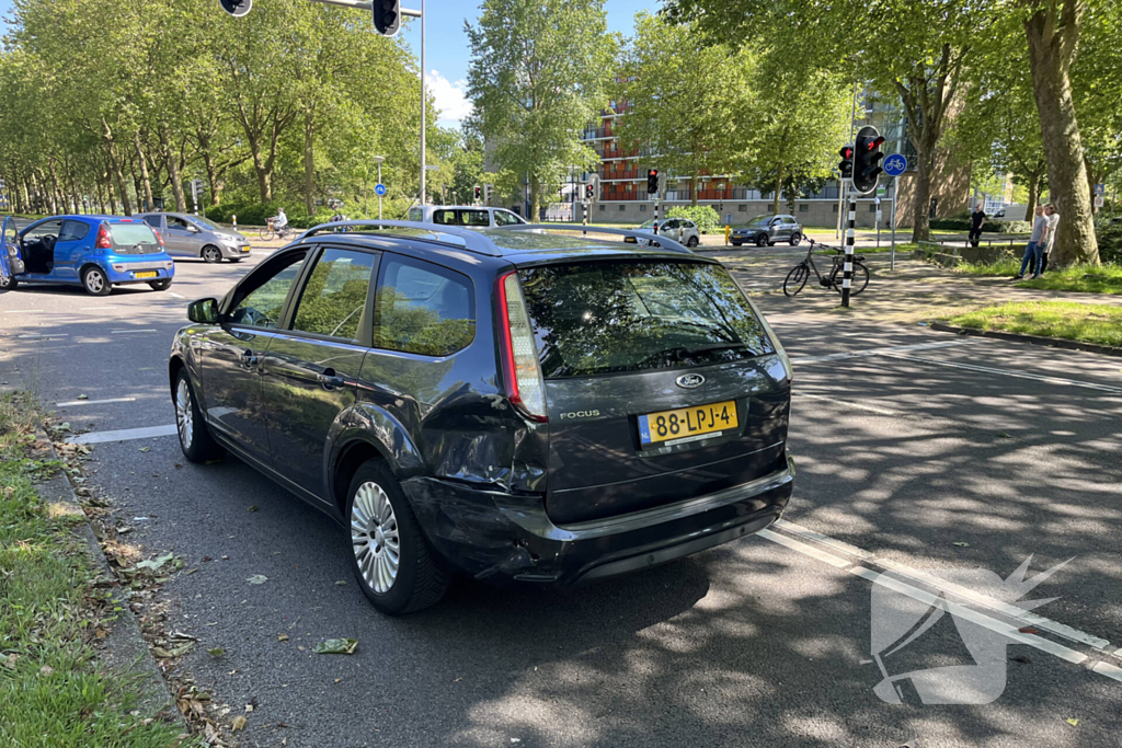 Forse schade bij aanrijding tussen twee auto's