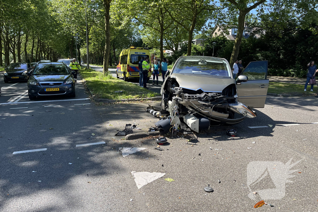 Forse schade bij aanrijding tussen twee auto's