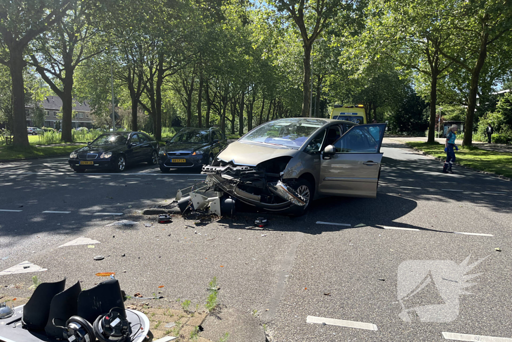 Forse schade bij aanrijding tussen twee auto's