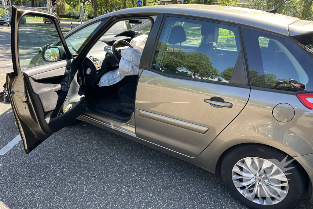 Forse schade bij aanrijding tussen twee auto's