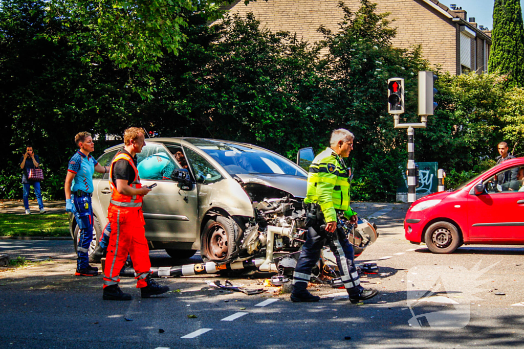 Forse schade bij aanrijding tussen twee auto's