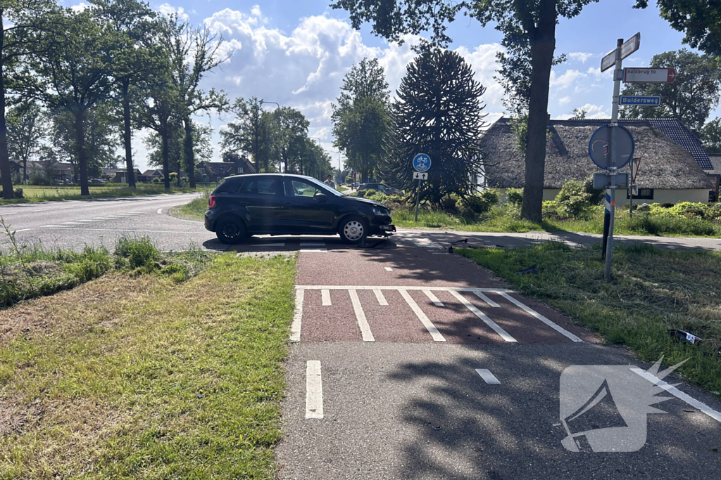 Ongeval tussen auto en brommer op kruising