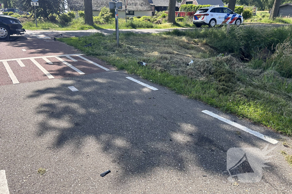Ongeval tussen auto en brommer op kruising