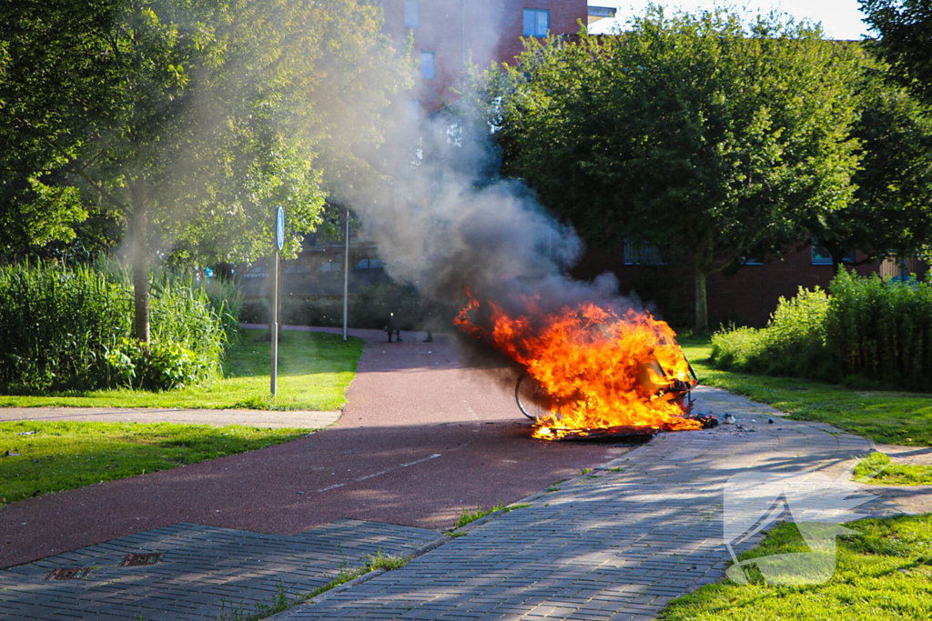 Bakfiets met twee wasmachines in lichterlaaie