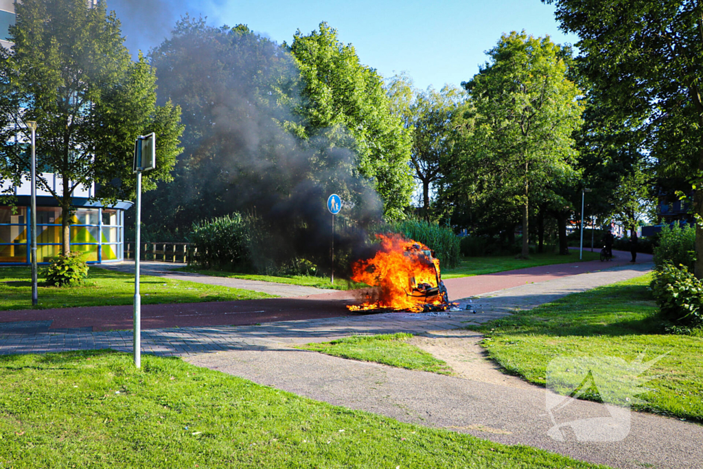Bakfiets met twee wasmachines in lichterlaaie