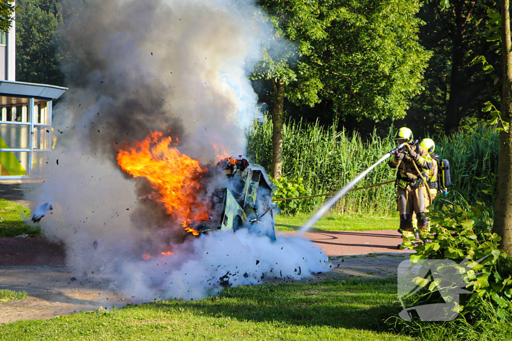 Bakfiets met twee wasmachines in lichterlaaie