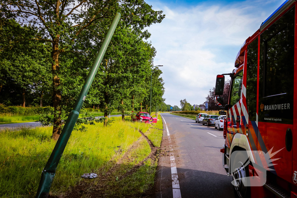 Reanimatie nadat auto tot stilstand komt in hek
