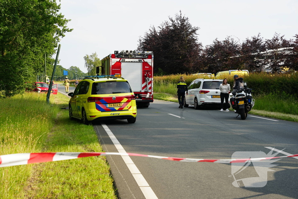 Reanimatie nadat auto tot stilstand komt in hek