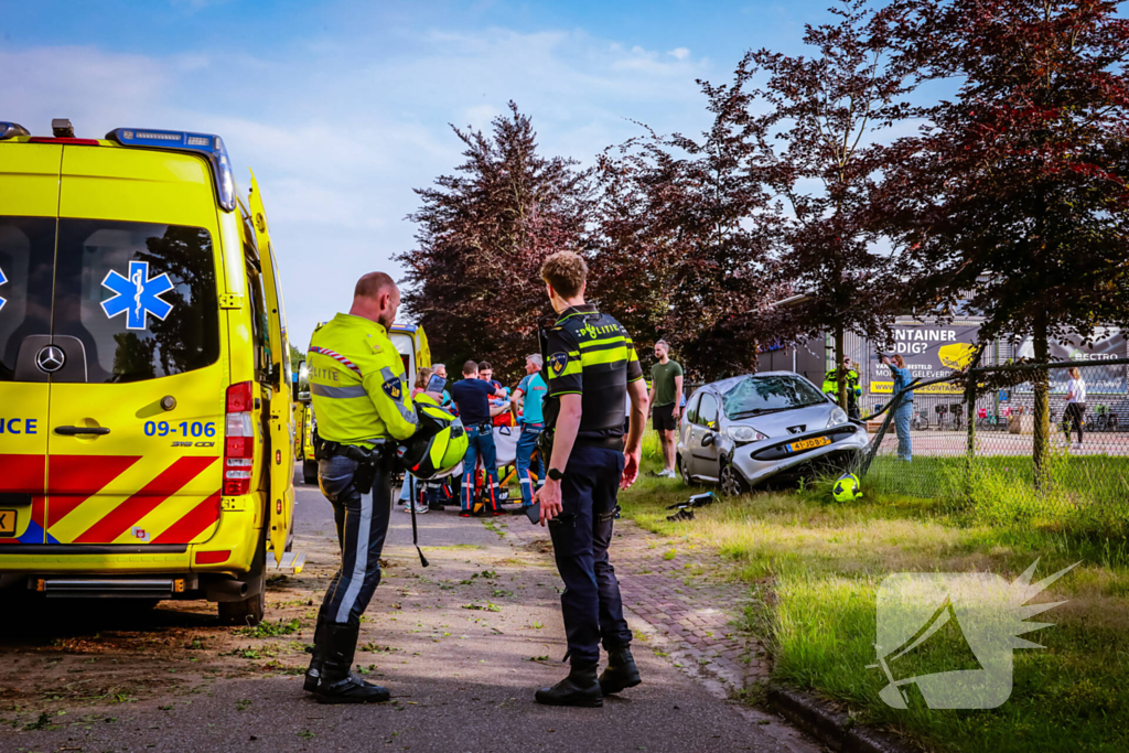 Reanimatie nadat auto tot stilstand komt in hek