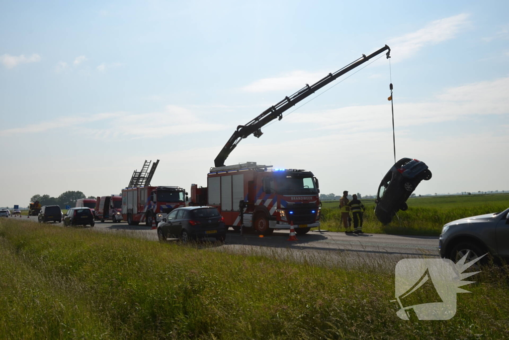 Hulpdiensten groots ingezet voor voertuig te water