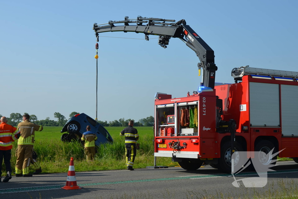 Hulpdiensten groots ingezet voor voertuig te water