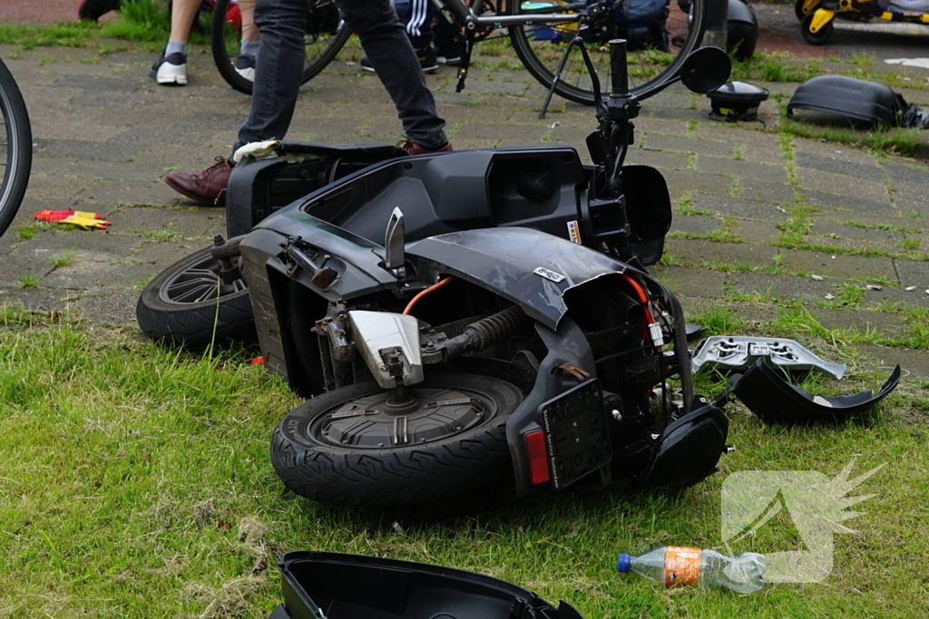 Scooterrijder gewond bij aanrijding met bestelbus