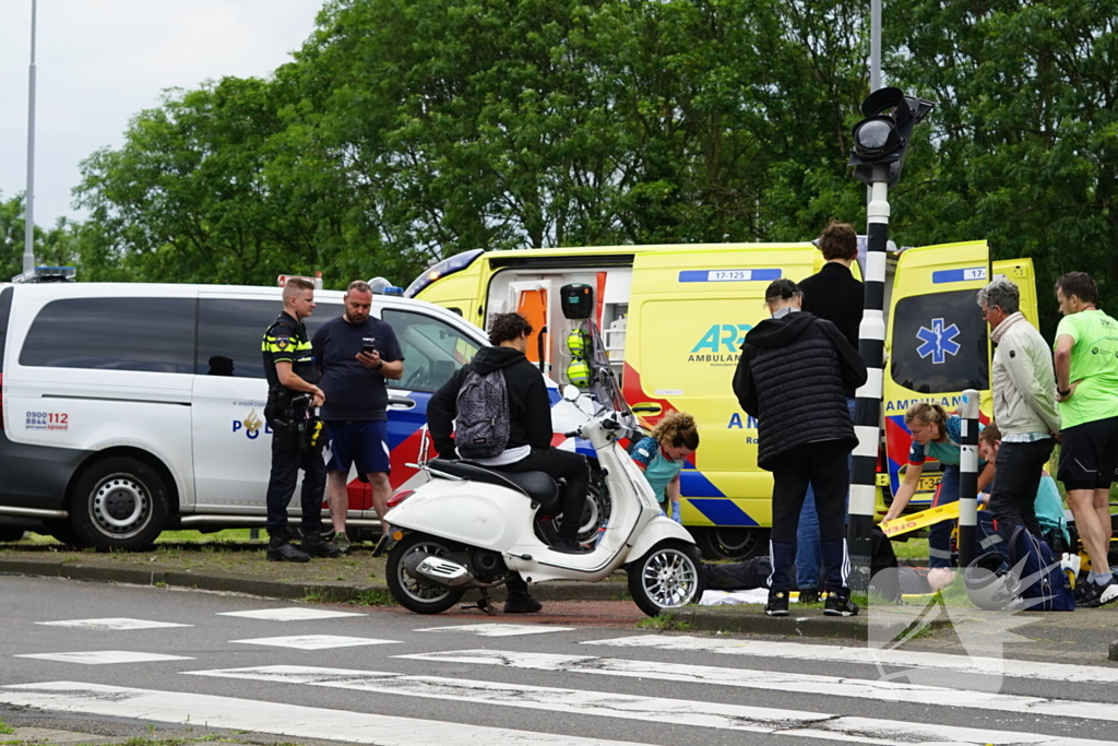 Scooterrijder gewond bij aanrijding met bestelbus