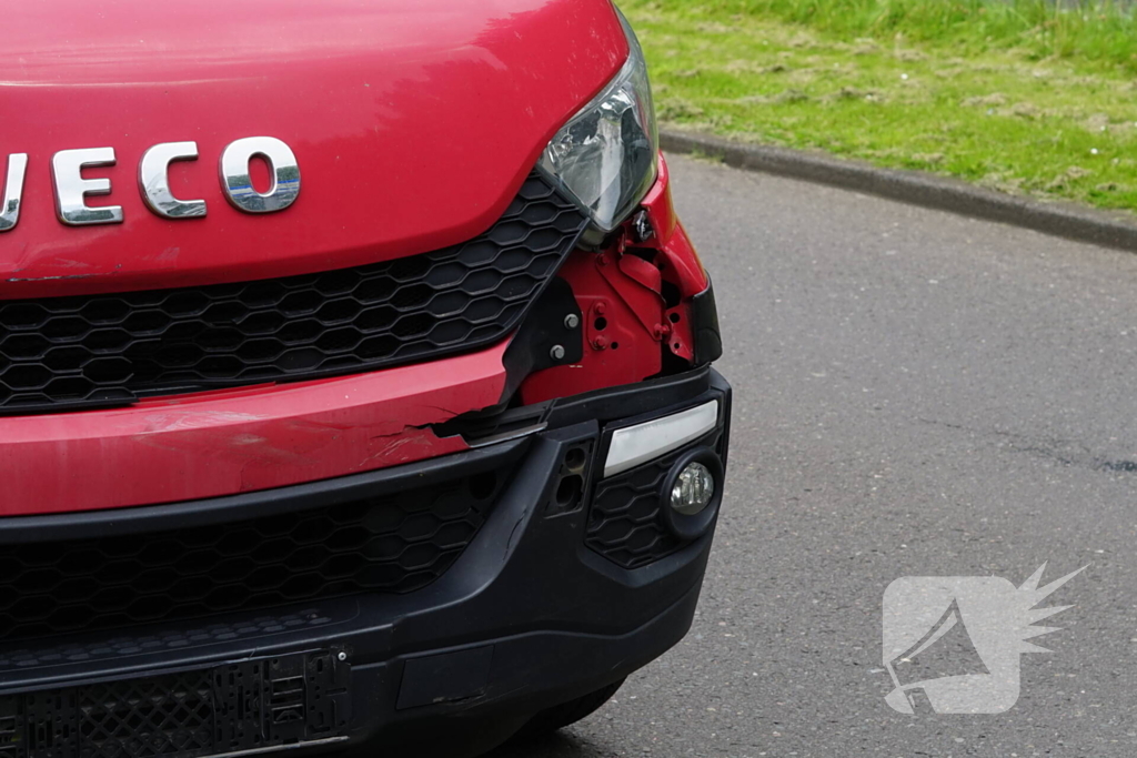Scooterrijder gewond bij aanrijding met bestelbus