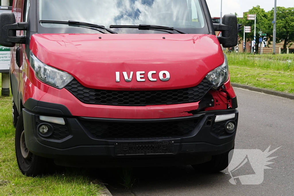 Scooterrijder gewond bij aanrijding met bestelbus