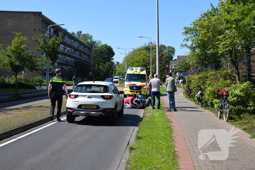 Scooterrijder onderuit en knalt tegen lantaarnpaal