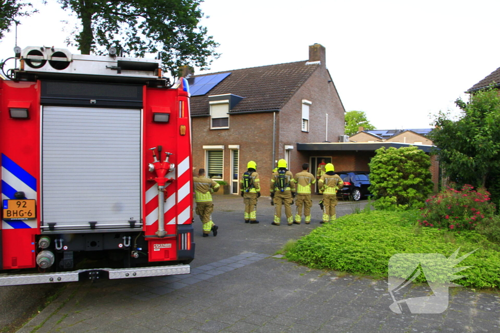 Bewoners blussen brand in heg