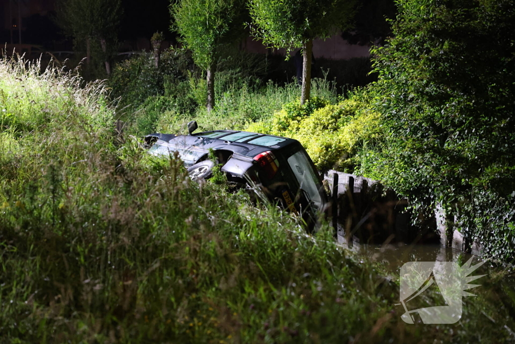 Auto in de sloot na rit met hoge snelheid, bestuurder naar bureau