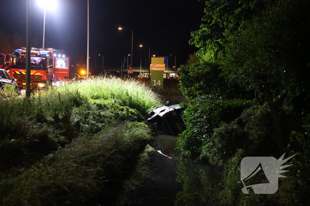 Auto in de sloot na rit met hoge snelheid, bestuurder naar bureau