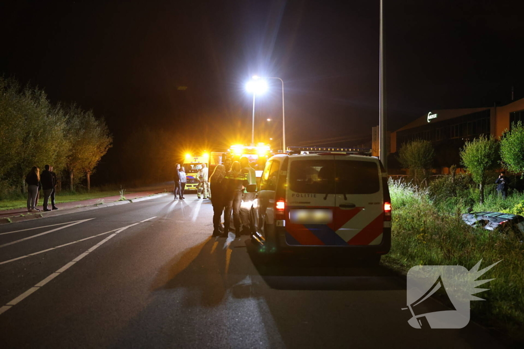 Auto in de sloot na rit met hoge snelheid, bestuurder naar bureau