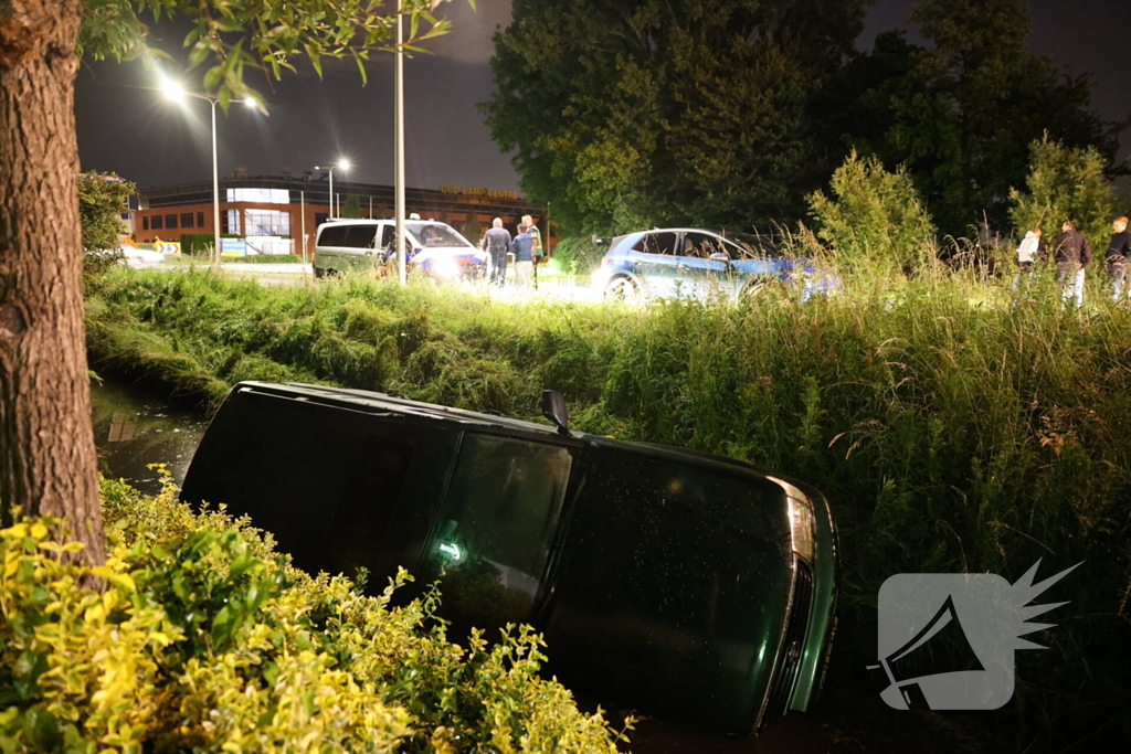 Auto in de sloot na rit met hoge snelheid, bestuurder naar bureau