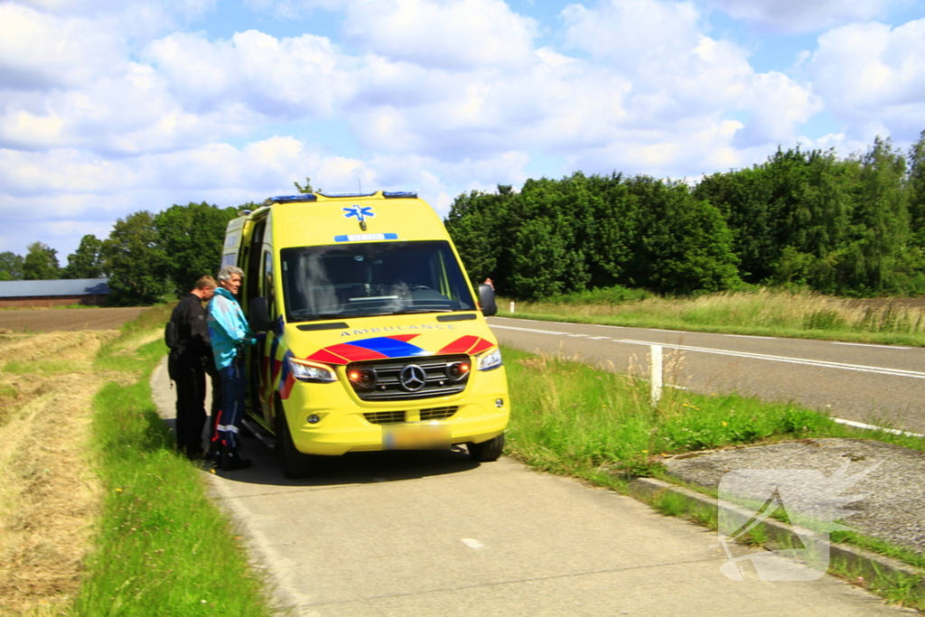 Motor bestuurder verliest passagier tijdens keren
