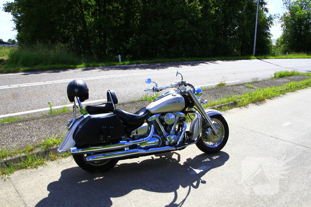 Motor bestuurder verliest passagier tijdens keren