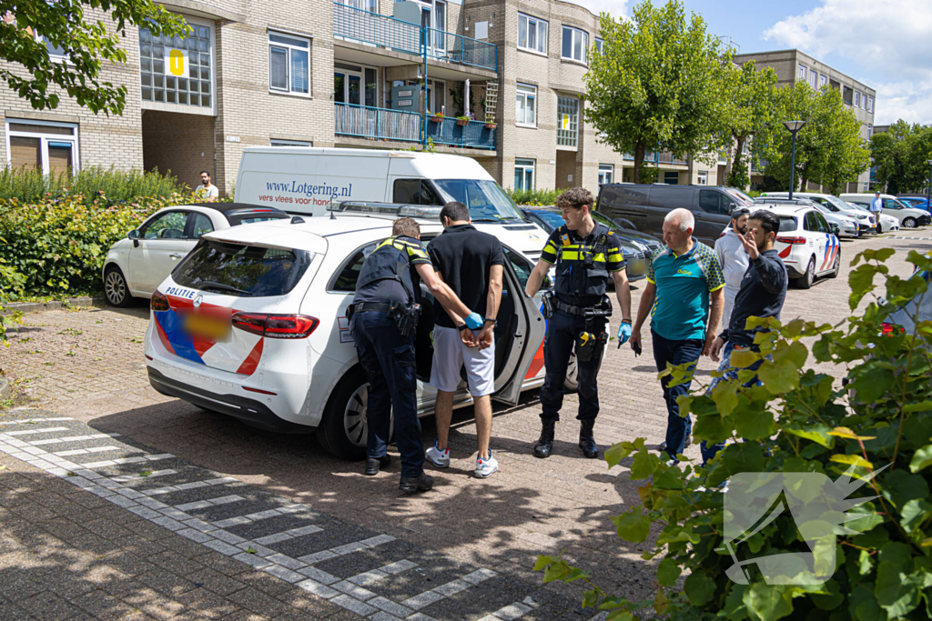 Persoon zwaargewond na val uit raam