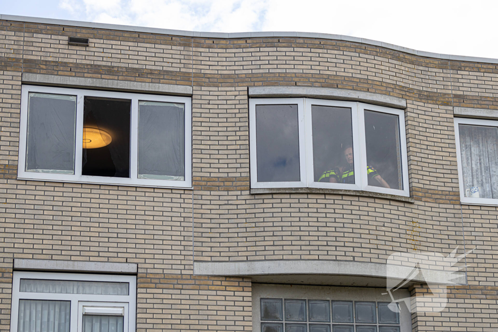 Persoon zwaargewond na val uit raam