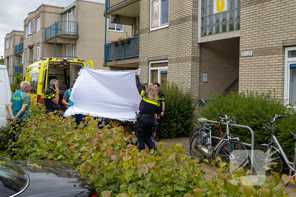 Persoon zwaargewond na val uit raam