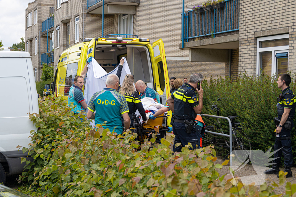 Persoon zwaargewond na val uit raam