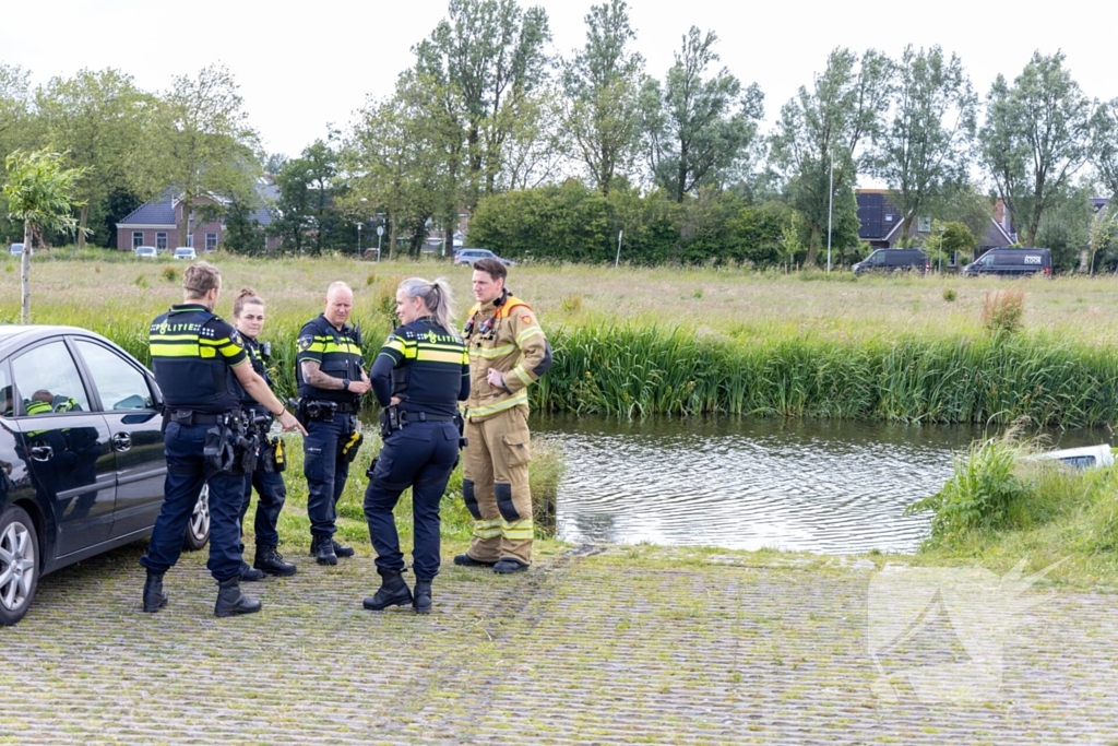 Auto belandt in het water