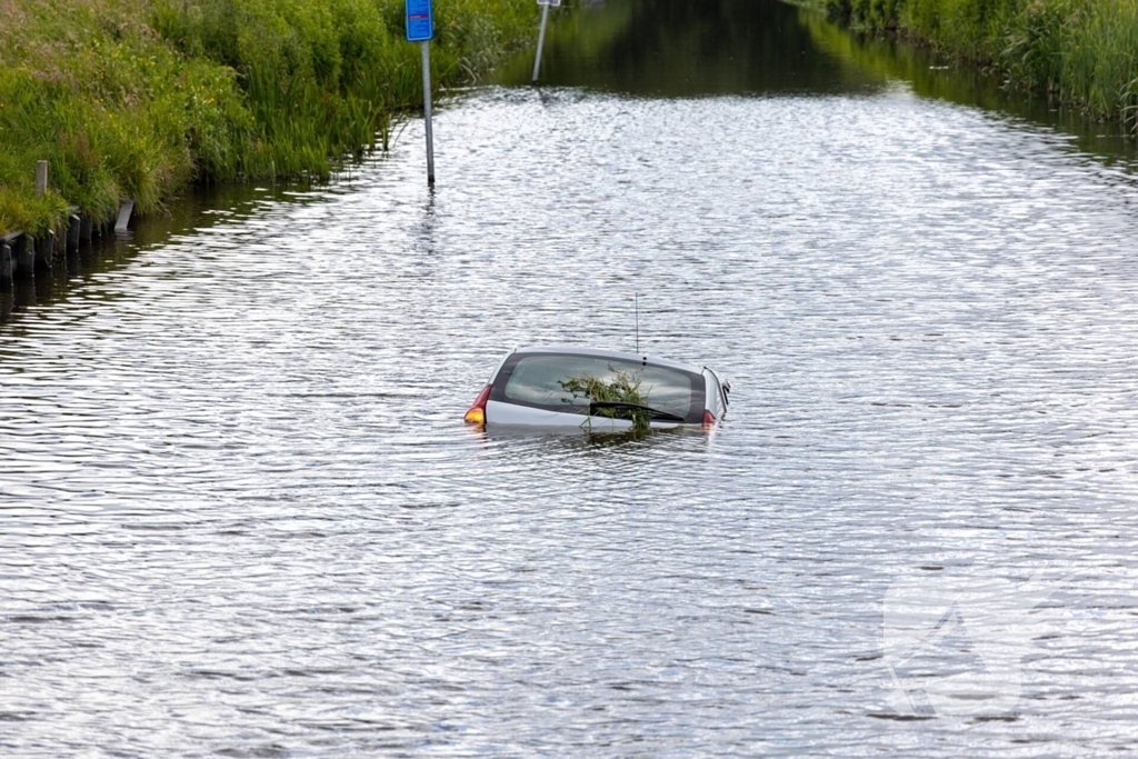 Auto belandt in het water