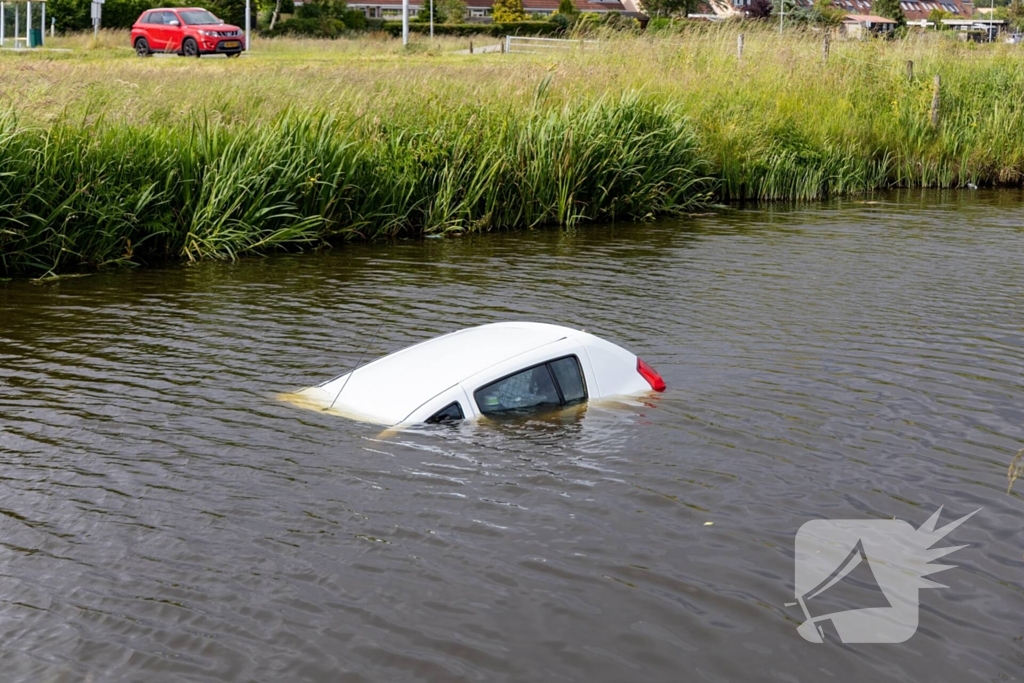 Auto belandt in het water