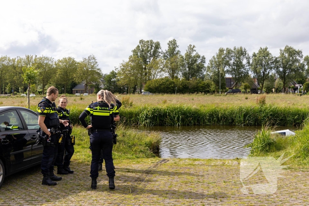 Auto belandt in het water