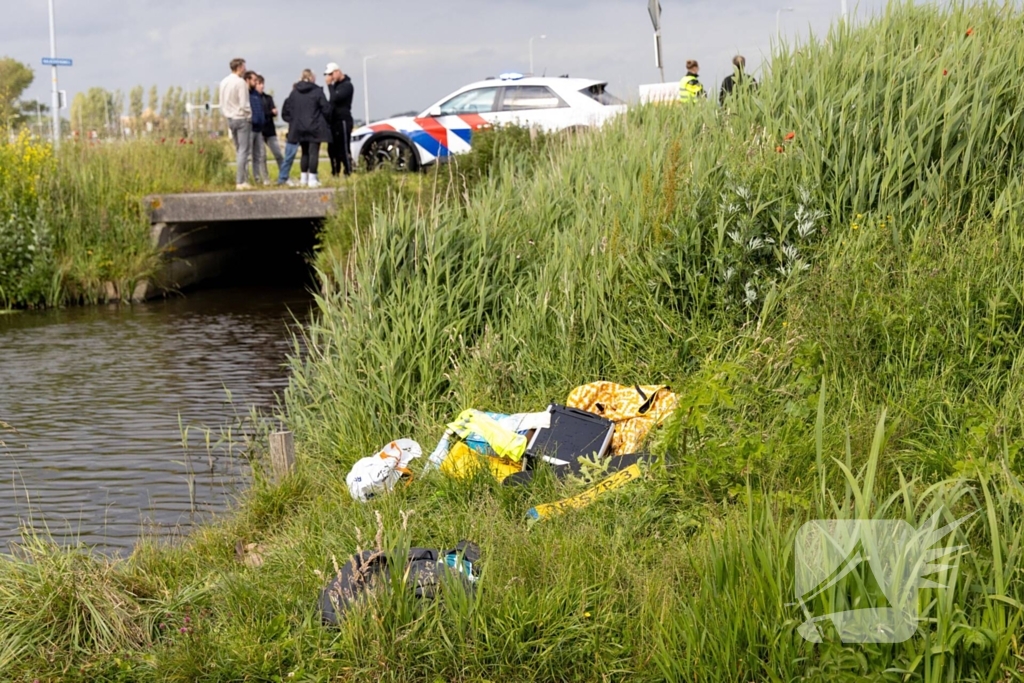 Auto belandt in het water