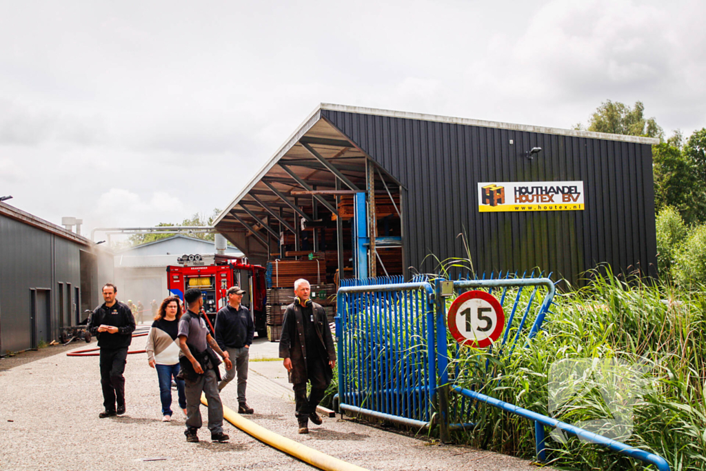 Zwarte rookwolken bij brand in opslag