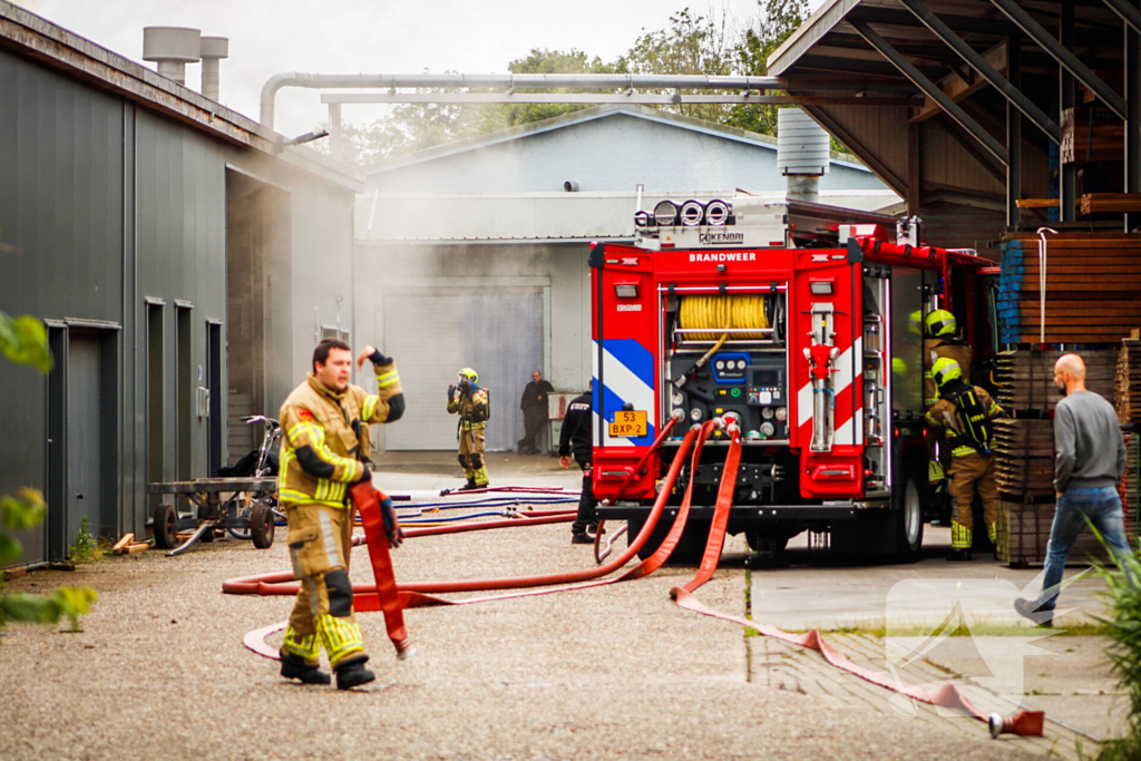 Zwarte rookwolken bij brand in opslag